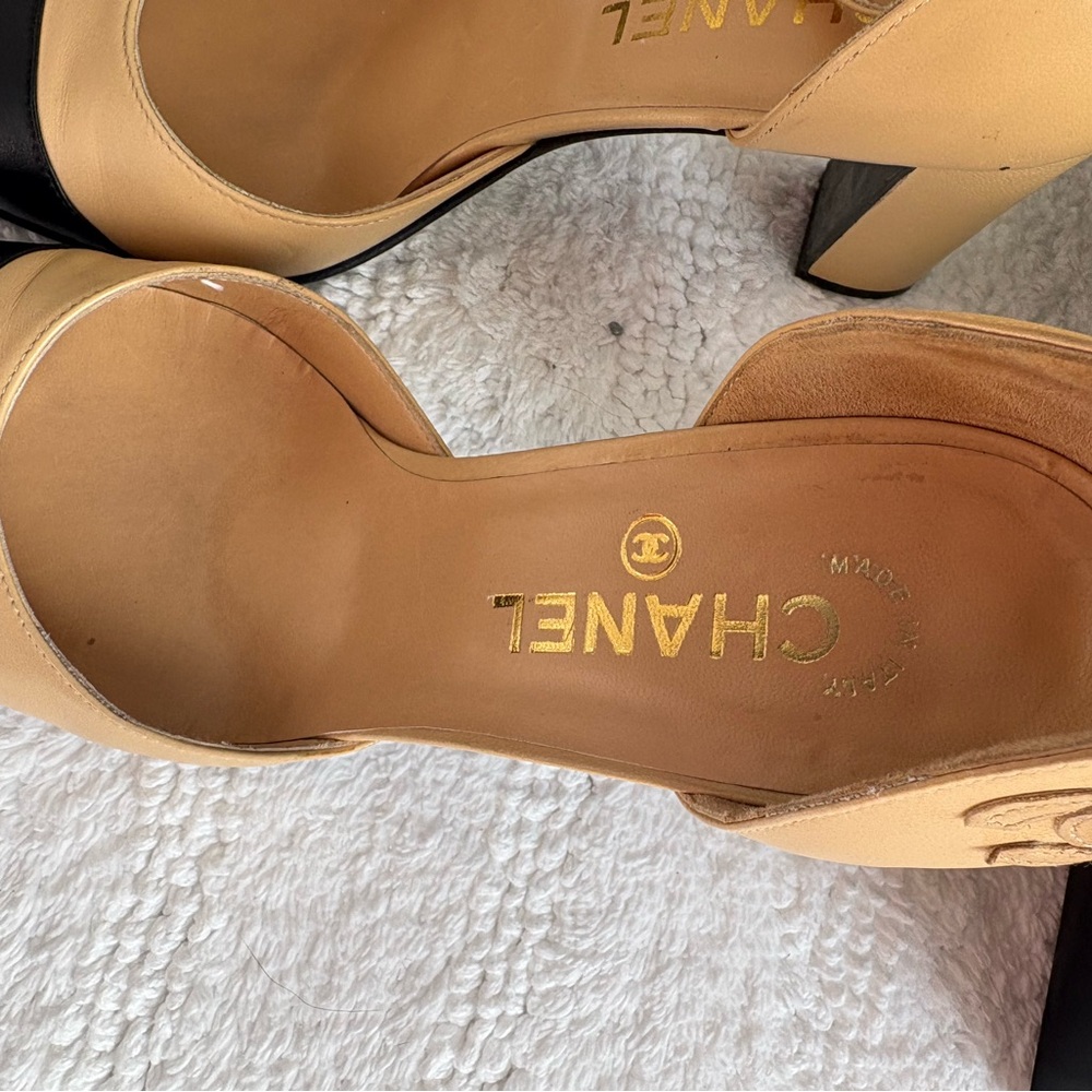 CHANEL Women's Two-Tone classic Beige and Black cap toe Vintage Heels - Picture 5 of 17